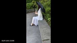 穿著洋裝，懂得時尚的暴露狂的女裝，讓我勃起，立刻就用她的纖細巨乳挾著我，把我射出去的逆轉穿著兔女郎